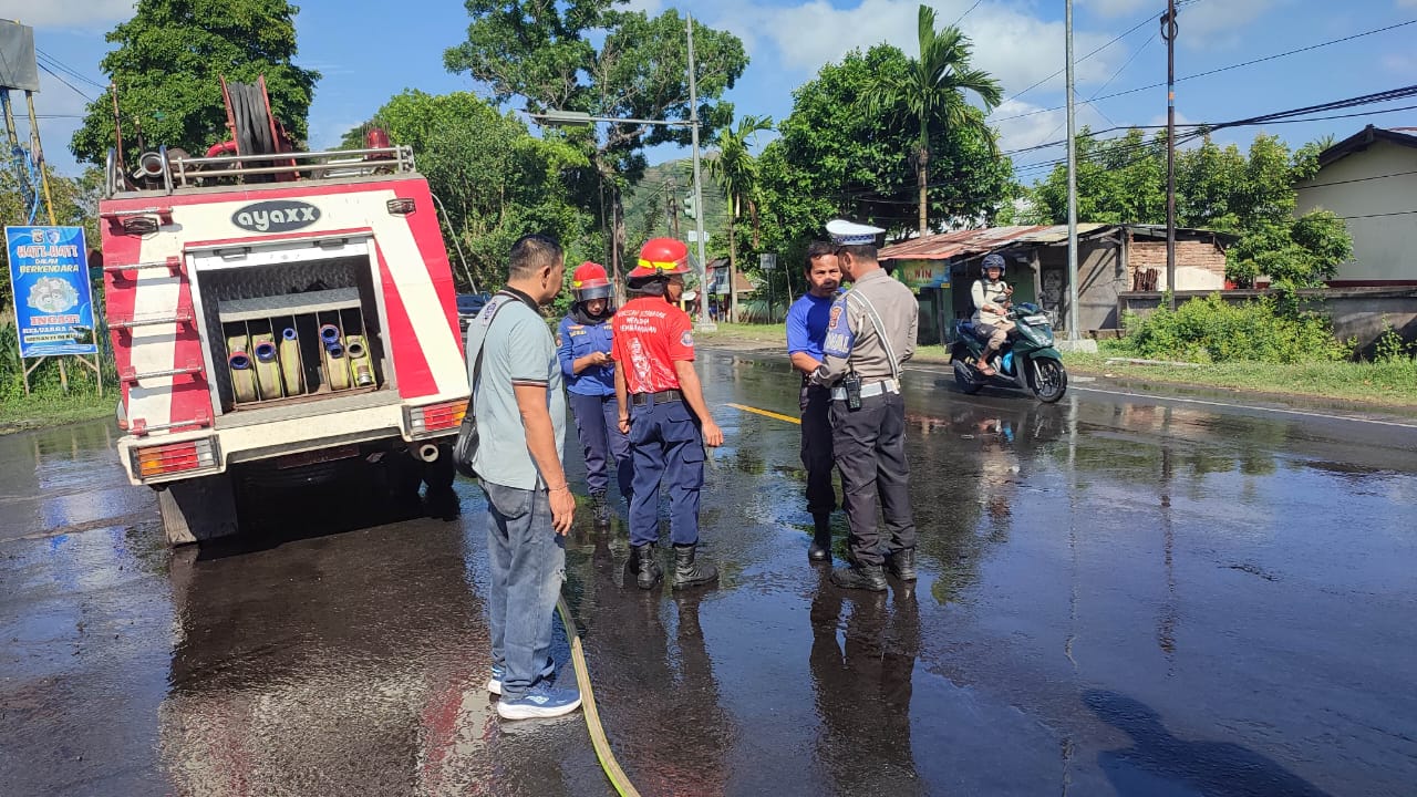 Aksi Sigap Polsek Gerung Tangani Solar Tumpah di Jalan Utama Lombok Barat