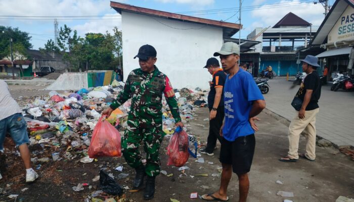 Bersama Warga, Babinsa Sesela Gerakkan Aksi Peduli Lingkungan