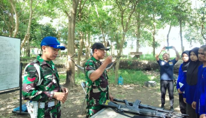 Anggota Kodim 1606 Mataram Latih Menwa UMMAT Disiplin Lewat Senjata SS1
