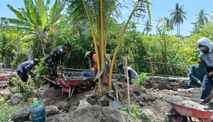 Babinsa Dampingi Pembangunan Drainase, Warga Labuhan Poh Barat Antusias