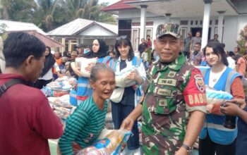 Babinsa Dampingi Pembagian Sembako Zaimah Charity di Batu Rakit