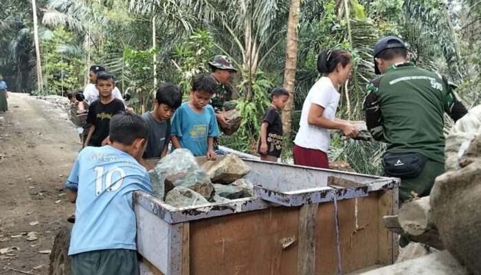 Semangat Anak Dusun Sayang Dukung Pembangunan Jalan TMMD 126 Kodim 1606 Mataram