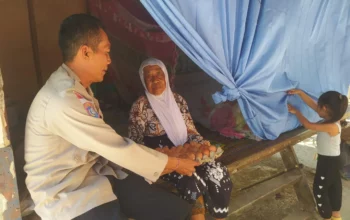 Polisi Hadir dengan Hati, Bhabinkamtibmas Sekotong Bagikan Nutrisi Mantap