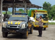 Polsek Gerung Kawal Distribusi 6 Ton Jagung ke Bulog NTB
