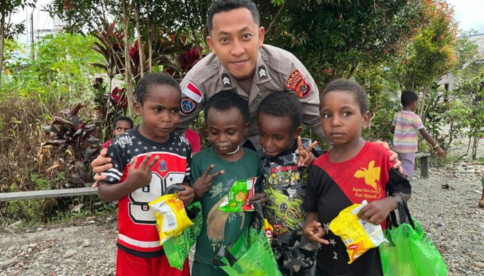 Momen Harmonis Personel Satgas Ops Damai Cartenz Bersama Masyarakat dan Anak-Anak di Mimika