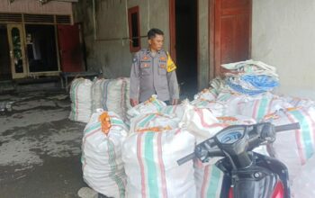 Bhabinkamtibmas Dampingi Petani Beleka agar Jagung Lolos Serap BULOG