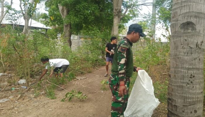 Gotong Royong Babinsa dan Warga Warnai Gili Trawangan Bersih