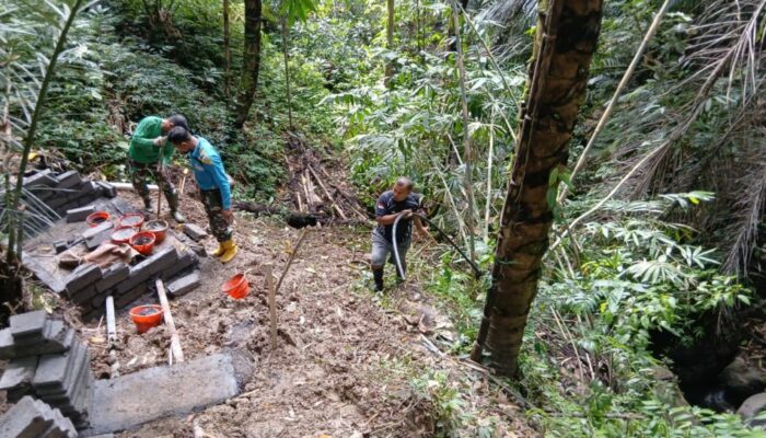 Satgas TMMD dan Warga Gotong Royong Salurkan Air Bersih