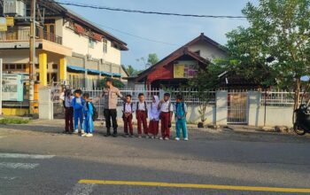 Polsek Rhee Laksanakan Pengaturan Lalu Lintas Pagi, Jamin Keselamatan Anak Sekolah