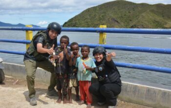 Sentuhan Humanis Personel Satgas Ops Damai Cartenz Bersama Masyarakat dan Anak-Anak di Paniai
