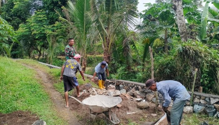 Babinsa Golong Pastikan Proyek Jembatan Tani Berjalan Tepat Sasaran