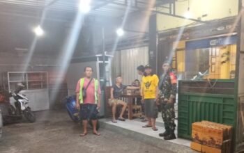 Babinsa Ajak Tukang Parkir Tingkatkan Kewaspadaan Lingkungan