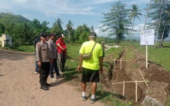BHABINKAMTIBMAS DESA DOREBARA TINJAU PEMBUATAN SALURAN IRIGASI UNTUK DUKUNG KETAHANAN PANGAN
