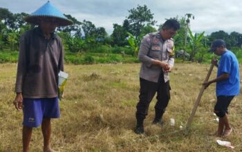 Gencarkan Ketahanan Pangan, Bhabinkamtibmas Labuapi Kunjungi Warga Telagawaru