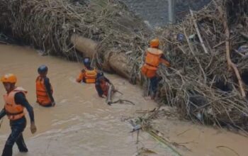 Sat Polairud Polres Bima Kota Lakukan Pencarian Korban Terseret Banjir di Dam Rontu dan Perairan Teluk Bima