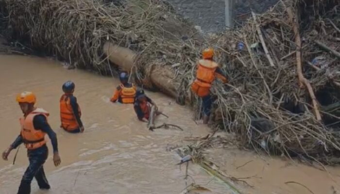 Sat Polairud Polres Bima Kota Lakukan Pencarian Korban Terseret Banjir di Dam Rontu dan Perairan Teluk Bima