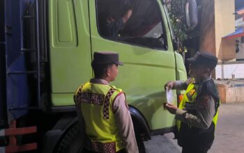 Personel Polsek KPL Poto Tano Melaksanakan pemeriksaan kendaraan yang keluar masuk pelabuhan