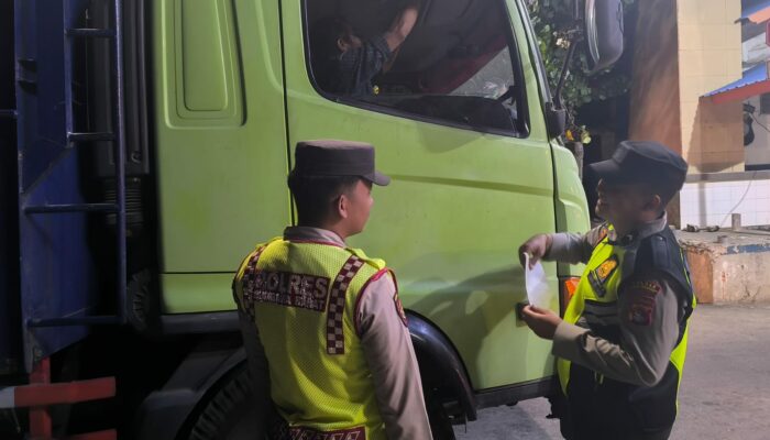Personel Polsek KPL Poto Tano Melaksanakan pemeriksaan kendaraan yang keluar masuk pelabuhan