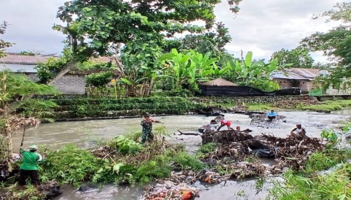 Babinsa Koramil 1606-05 Gerakkan Warga Peduli Sungai
