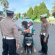 SATLANTAS POLRES DOMPU BERSAMA JASA RAHARJA BAGIKAN HELM SNI UNTUK ANAK-ANAK