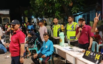BHABINKAMTIBMAS MENALA AMANKAN PERTANDINGAN BOLA VOLI DI LAPANGAN GOTONG ROYONG