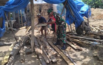 Babinsa Labuan Tereng Bantu Pengrajin Bata Merah Lokal