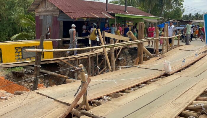 POLDA SUMUT BANGUN JEMBATAN DARURAT DI TAPTENG, PULIHKAN AKSES WARGA DAN JALINSUM