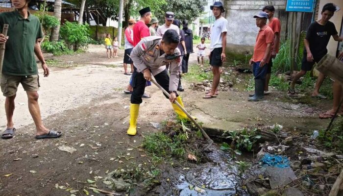 Polsek Sekotong, Warga & KKN Bersihkan Got di Lombok Barat