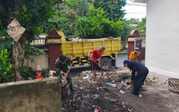 Selamatkan Lingkungan, Babinsa Pimpin Aksi Bersih Saluran Irigasi