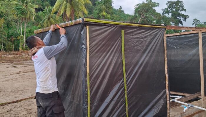 Brimob Polda Sumut Bangun MCK dan Tandon Air Bersih untuk Korban Banjir Bandang di Batang Toru