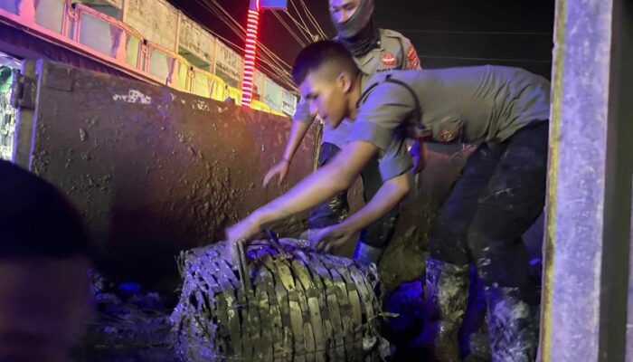 Personel Polri Bersihkan Lumpur dan Sampah Pascabanjir di Jalan Lintas Aceh Tamiang