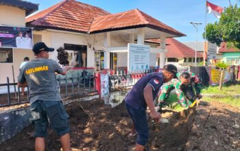 Babinsa dan Kelurahan Pagutan Timur Perkuat Sinergi Lewat Gotong Royong