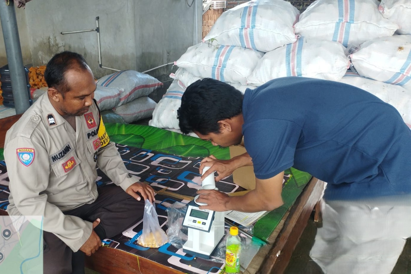 Polri Dampingi Bulog Cek Mutu 3 Ton Jagung Petani di Gerung Lombok Barat