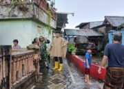 Babinsa dan Lurah Pantau Luapan Sungai di Ampenan