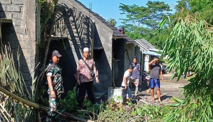 Hujan Deras Picu Longsor, Babinsa Lakukan Peringatan Dini