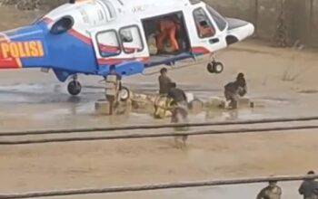 Meski Dengan Risiko Pendaratan, Helikopter Poludara Baharkam Polri Berhasil Dropping Logistik Bantuan ke Aceh Tamiang