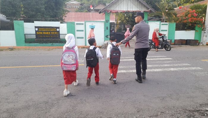 Jamin Keselamatan Anak Sekolah, Polsek Rhee Gelar Rawan Pagi di Jalur Lintas Sumbawa-Tano