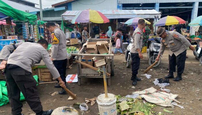 Polsek Rasanae Barat Polres Bima Kota Gelar Karja Bakti Bersihkan Pasar Raya Amahami