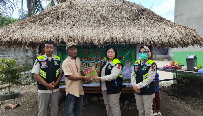 Bid Dokes Polda NTB Gelar Bakti Kesehatan dan Bagi Sembako