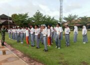 Babinsa Gunungsari Tanamkan Disiplin Siswa SMAN 1
