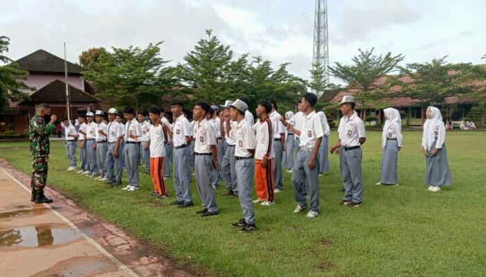 Babinsa Gunungsari Tanamkan Disiplin Siswa SMAN 1