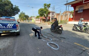 Jelang Natal dan Tahun baru, Polres Dompu Survei dan Tandai Jalan Berlubang Demi Keselamatan Pengendara