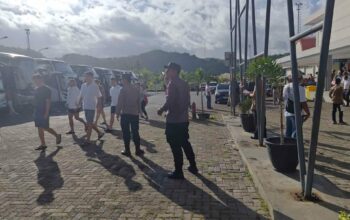 Kapal Pesiar Celebrity Millenium Sandar di Gili Mas Lombok