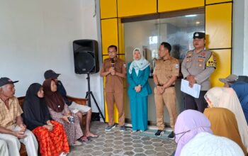 Bhabinkamtibmas Desa Sekongkang Bawah Dampingi Pembagian Kartu KSB Maju