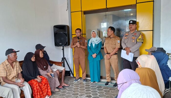 Bhabinkamtibmas Desa Sekongkang Bawah Dampingi Pembagian Kartu KSB Maju