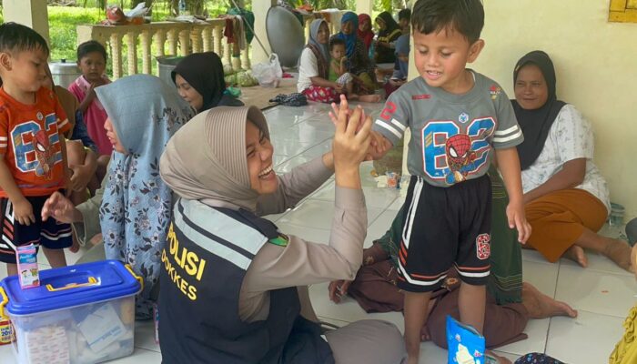 POLRI HADIR MELALUI DOKKES POLRES LANGKAT MELAKSANAKAN BAKTI KESEHATAN KEPADA KEPADA MASYARAKAT DESA HARAPAN MAKMUR