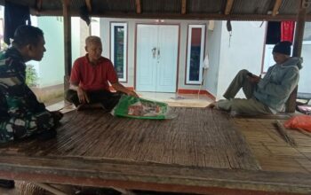 Komsos Babinsa Bentek Perkuat Ronda Malam Warga Dusun Goa