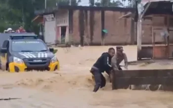 Hujan Lebat Picu Banjir Susulan, Kapolres Aceh Timur Siagakan Perahu Evakuasi di Sejumlah Gampong