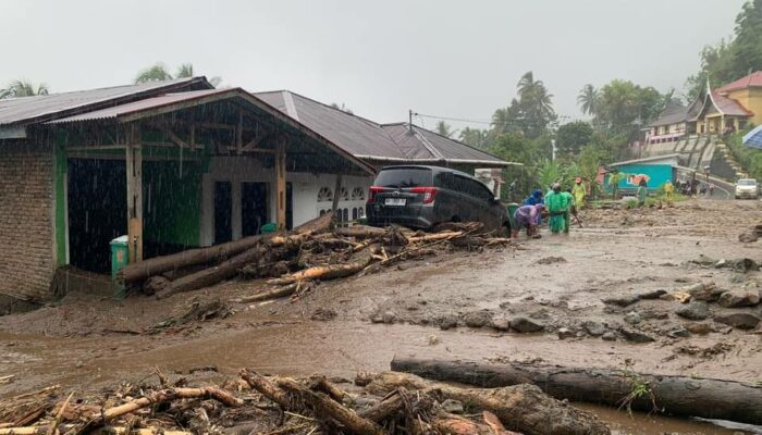 Hujan Lebat Picu Longsor di Agam, Polsek Tanjung Raya Siaga di Lokasi Bencana