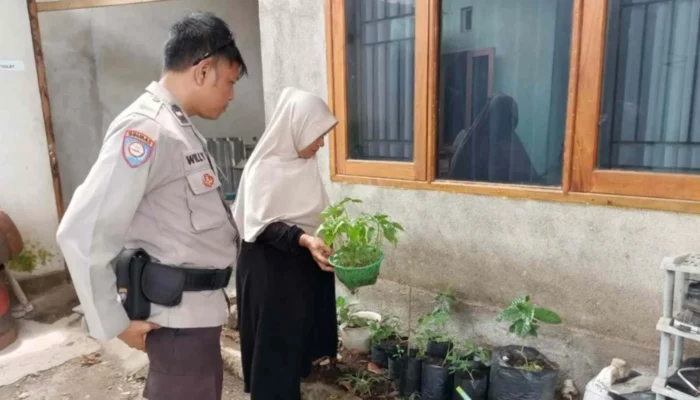 Bhabinkamtibmas Meninting Ajak Warga Mandiri Pangan di Dusun Kongok